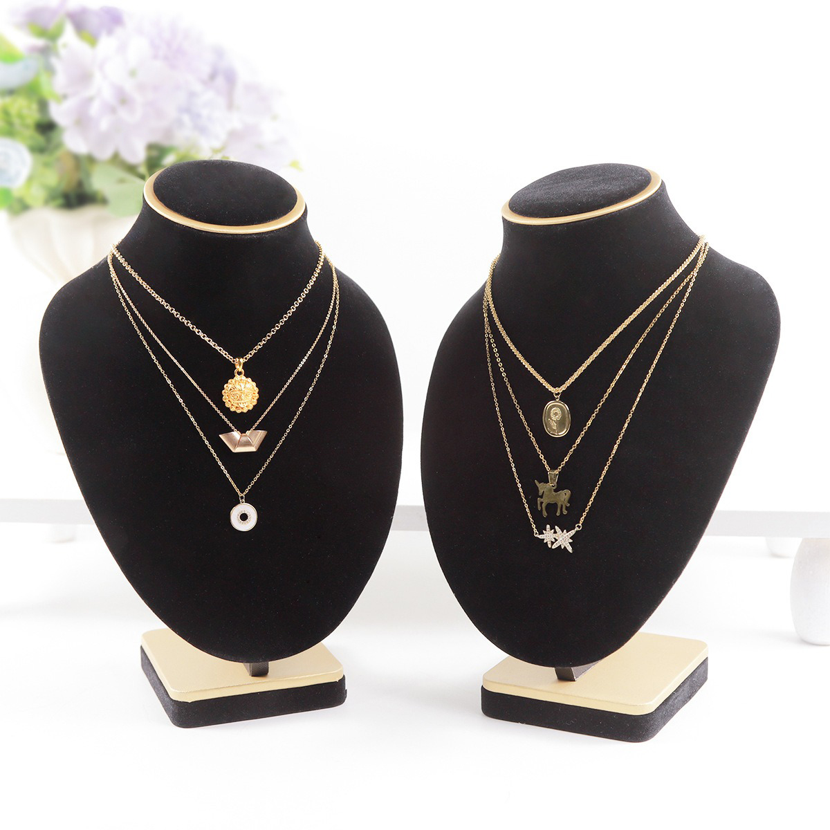 Body Jewelry In Store - Buste jubilerskie z czarnego aksamitu, realistyczny,